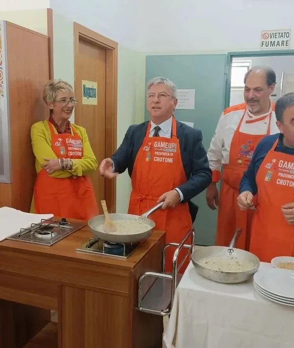 Grembiuli arancioni stampati per un evento di cucina