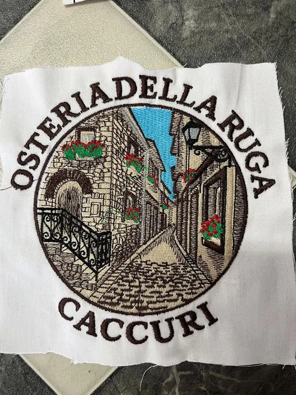 Toppa ricamata a più colori per l’Osteria della Ruga di Caccuri