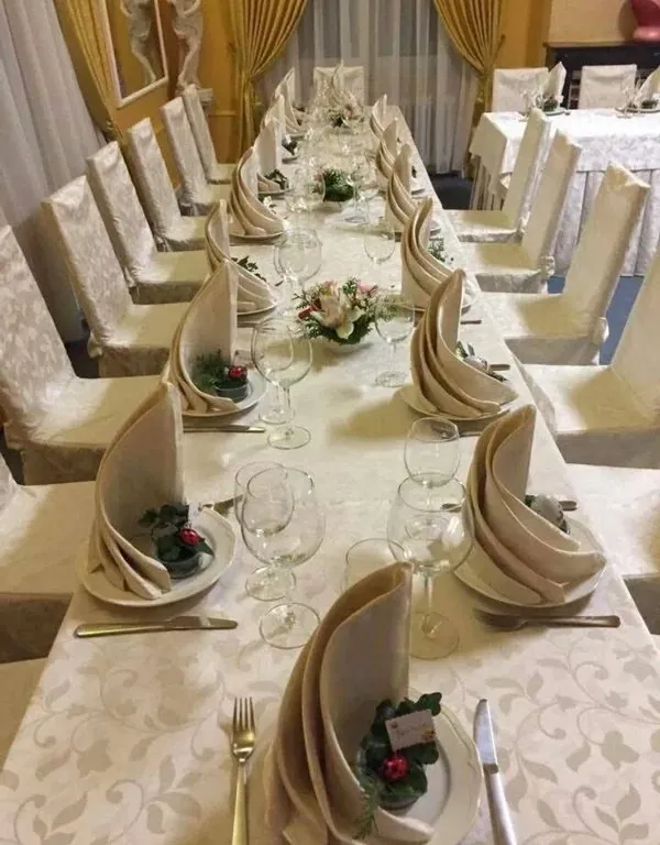 Tavolata con tovaglia e coprisedie in damascato